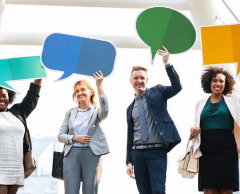En el post de hoy quiero hablaros sobre la importancia de la empatía en la comunicación dentro y fuera de la empresa. Hemos visto otros artículos que nos hablan de los principios de la Comunicación, qué hacer y qué no, cómo dirigirnos a otra persona sin dejar de lado nuestras necesidades. Fuera y dentro de la empresa somos los mismos sujetos, por tanto la empatía es una habilidad que debemos saber gestionar en todos los entornos de nuestra vida. Lograr una escucha profunda y activa hacia otras personas, entender qué les pasa sin proyectarnos, sin emitir juicios, definitivamente no es tarea fácil. Sin embargo, es una de las habilidades que más valoramos cuando la encontramos en otras personas. El feedback es determinante en la comunicación empática. Tendemos a dar feedbacks directivos (“lo que deberías hacer es…” o “lo que yo haría es…”), los escuchamos en infinidad de cafés donde la posición corporal ya delimita quién está dado los consejos. Si nos fijamos, la persona no tiene el espacio para desplegar ni sus problemas ni sus propias soluciones. Feedbacks cognitivos, visuales, motivacionales… son más efectivos para hacer sentir a la otra persona que estamos comprendiendo su situación. Por ejemplo, devolver exactamente la información que nos fue entregada para saber si estamos entendiendo por completo el mensaje es un modo sencillo y básico para lograr esa conexión activa con la otra persona. En las organizaciones, el principal aspecto a tener en cuenta para mantener un equipo unido, motivado y comprometido es establecer una comunicación transparente entre líderes y colaboradores. Siendo así, los feedbacks se presentan como una herramienta muy valiosa para conseguirlo. Saber cómo dar feedbacks es sólo uno de los desafíos de la gestión de equipos. Su papel es fundamental, pues el colaborador necesita tener conocimientos sobre cuáles son los puntos que necesitan ser perfeccionados, y cuáles son los puntos positivos de su trabajo. Por ejemplo, un feedback negativo formulado de una forma positiva es una oportunidad para reconducir una conducta hacia el objetivo marcado. En los equipos, un líder que sepa gestionar esta habilidad creará un espacio de bienestar laboral donde se facilita la comunicación y donde sus miembros interactuarán mejor, llevando al equipo hacia la consecución de los resultados. Es por esto que la inteligencia emocional es tan solicitada actualmente en los líderes. Una adecuada gestión emocional puede conseguirse mediante el Coaching Teleológico. Y tú, ¿cómo te comunicas con las personas, dentro y fuera de la empresa?