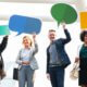 En el post de hoy quiero hablaros sobre la importancia de la empatía en la comunicación dentro y fuera de la empresa. Hemos visto otros artículos que nos hablan de los principios de la Comunicación, qué hacer y qué no, cómo dirigirnos a otra persona sin dejar de lado nuestras necesidades. Fuera y dentro de la empresa somos los mismos sujetos, por tanto la empatía es una habilidad que debemos saber gestionar en todos los entornos de nuestra vida. Lograr una escucha profunda y activa hacia otras personas, entender qué les pasa sin proyectarnos, sin emitir juicios, definitivamente no es tarea fácil. Sin embargo, es una de las habilidades que más valoramos cuando la encontramos en otras personas. El feedback es determinante en la comunicación empática. Tendemos a dar feedbacks directivos (“lo que deberías hacer es…” o “lo que yo haría es…”), los escuchamos en infinidad de cafés donde la posición corporal ya delimita quién está dado los consejos. Si nos fijamos, la persona no tiene el espacio para desplegar ni sus problemas ni sus propias soluciones. Feedbacks cognitivos, visuales, motivacionales… son más efectivos para hacer sentir a la otra persona que estamos comprendiendo su situación. Por ejemplo, devolver exactamente la información que nos fue entregada para saber si estamos entendiendo por completo el mensaje es un modo sencillo y básico para lograr esa conexión activa con la otra persona. En las organizaciones, el principal aspecto a tener en cuenta para mantener un equipo unido, motivado y comprometido es establecer una comunicación transparente entre líderes y colaboradores. Siendo así, los feedbacks se presentan como una herramienta muy valiosa para conseguirlo. Saber cómo dar feedbacks es sólo uno de los desafíos de la gestión de equipos. Su papel es fundamental, pues el colaborador necesita tener conocimientos sobre cuáles son los puntos que necesitan ser perfeccionados, y cuáles son los puntos positivos de su trabajo. Por ejemplo, un feedback negativo formulado de una forma positiva es una oportunidad para reconducir una conducta hacia el objetivo marcado. En los equipos, un líder que sepa gestionar esta habilidad creará un espacio de bienestar laboral donde se facilita la comunicación y donde sus miembros interactuarán mejor, llevando al equipo hacia la consecución de los resultados. Es por esto que la inteligencia emocional es tan solicitada actualmente en los líderes. Una adecuada gestión emocional puede conseguirse mediante el Coaching Teleológico. Y tú, ¿cómo te comunicas con las personas, dentro y fuera de la empresa?
